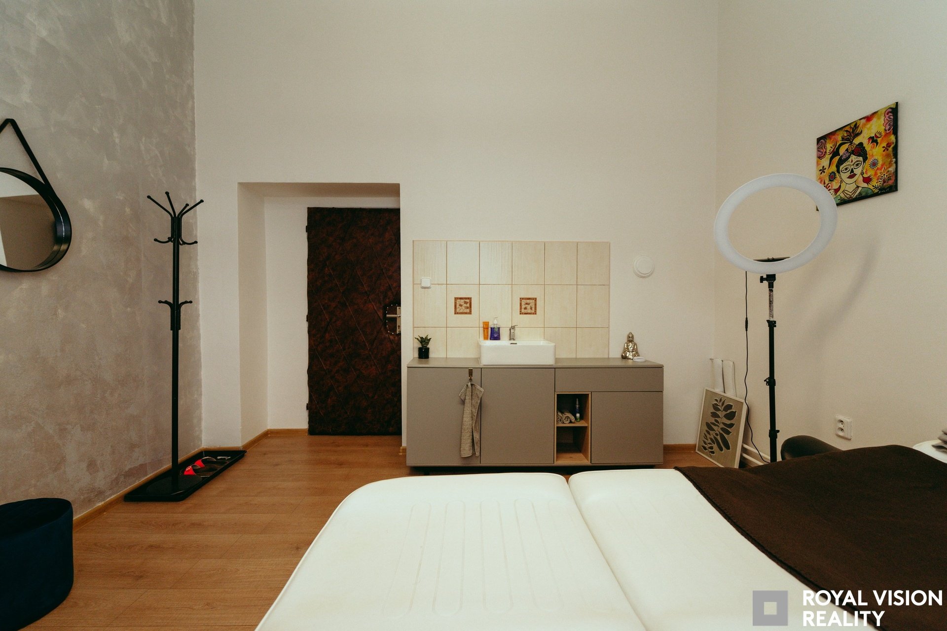 Podnájem místnosti 13,6 m² pro kosmetiku, pedikúru nebo jiné služby péče o tělo