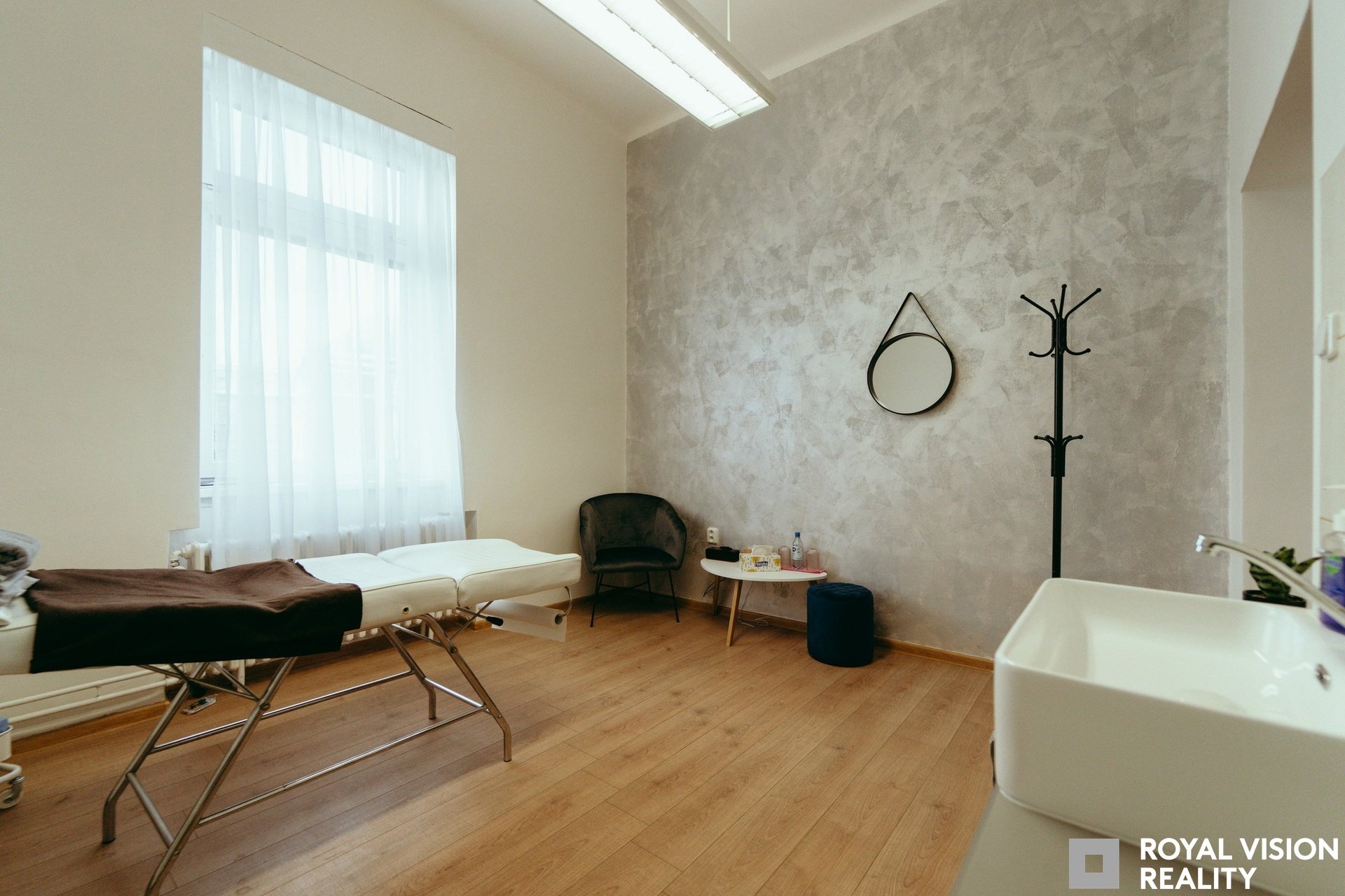 Podnájem místnosti 13,6 m² pro kosmetiku, pedikúru nebo jiné služby péče o tělo